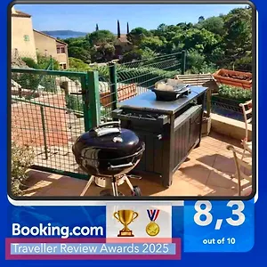 Vue Au Loin Maisonnette Equipee Pour 4 Personnes Avec Piscine Clim Wifi Velos Tv Barbecues Cavalaire-sur-Mer